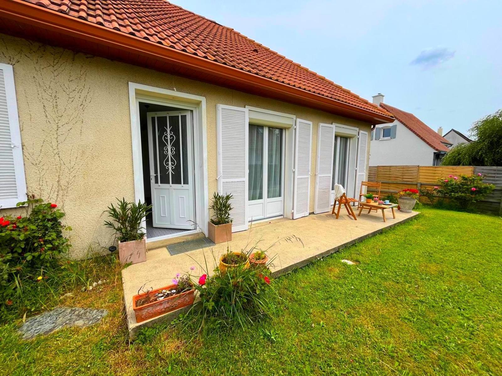 A 12 Min A Pied De La Plage Et 5 Min Du Centre De Luc-Sur-Mer Exterior photo